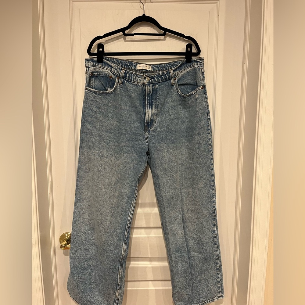 Abercrombie & Fitch High Rise "The Loose" Jean in Light Wash, Size 33 Short